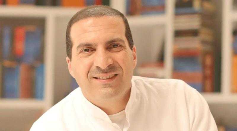 عمرو خالد يُثير الجدل بإعلان جديد عن «الكوارع»