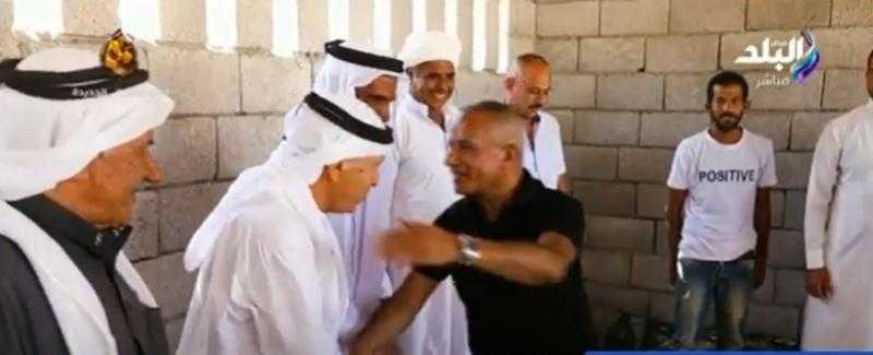 شاهد .. مشايخ سيناء يستقبلون أحمد موسى بالأحضان ويجددون ثقتهم في الرئيس