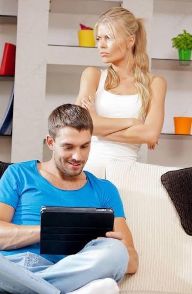 ما حكم إنشاء الزوجة أكونت فيك لاستدراج زوجها؟.. الإفتاء تجيب