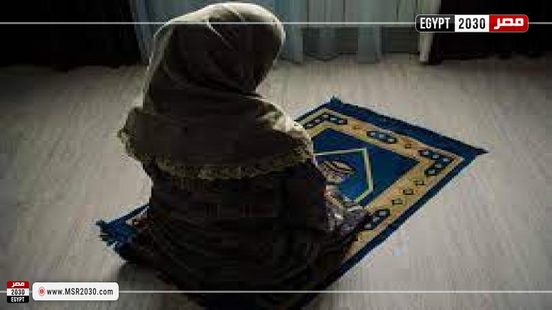 فتاة تصلي