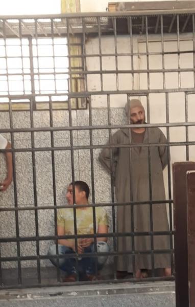 المتهم داخل قفص الاتهام 