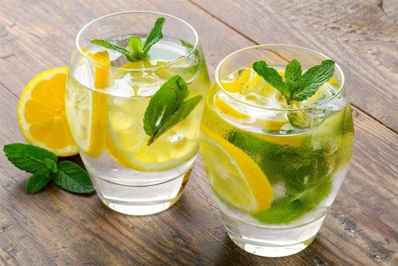يخلص الجسم من السموم والدهون.. فوائد تناول الماء بالليمون