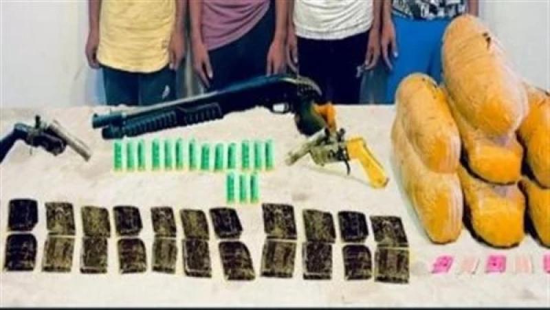 بحوزتهم «مخدرات وسلاح ناري».. القبض على عناصر إجرامية في دمياط