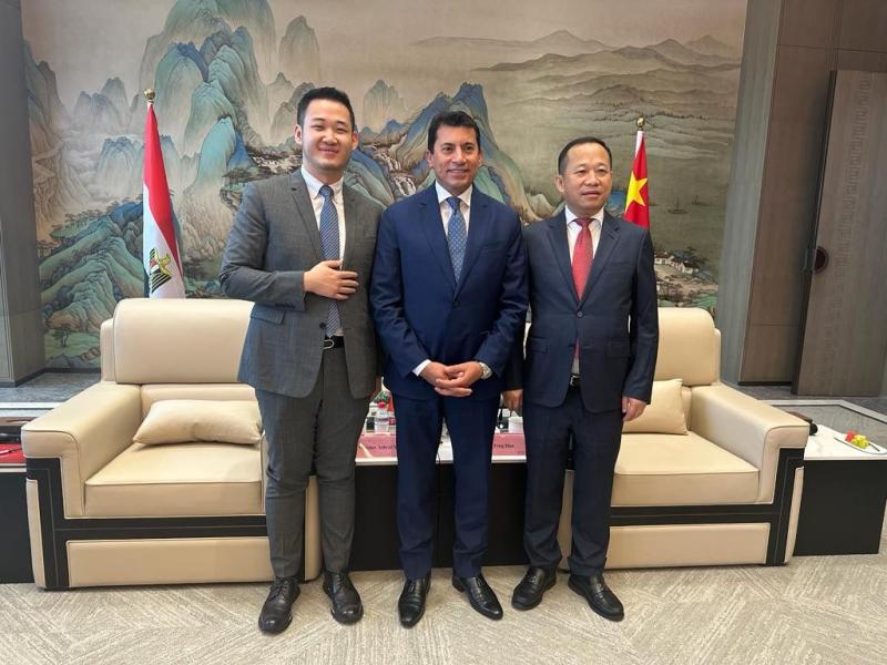 وزير الشباب والرياضة يلتقي رئيس شركة دافينج الصينية