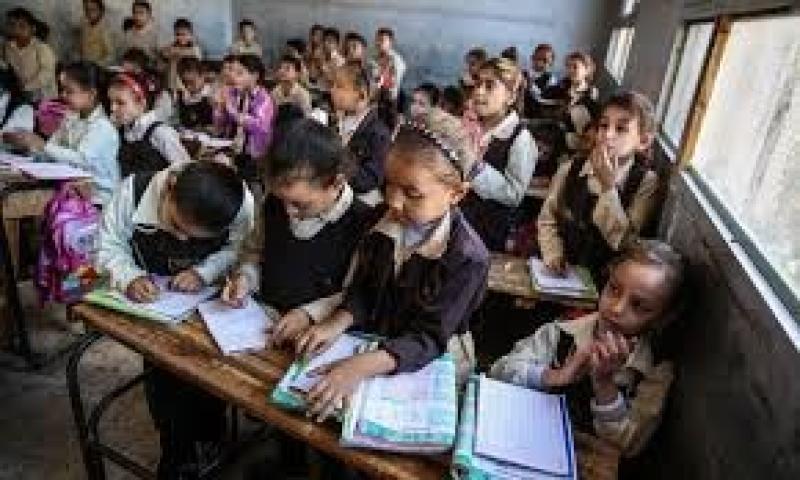 أطفال بالمدرسة 