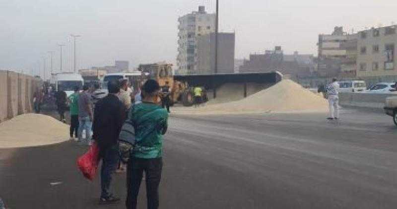 كثافات مرورية إثر حادث انقلاب «تريلا محملة بالرمال» أعلى الطريق الدائري