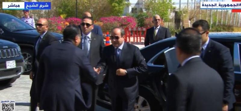 شاهد.. لحظة وصول السيسي لمقر انعقاد الاجتماعات السنوية للبنك الآسيوي
