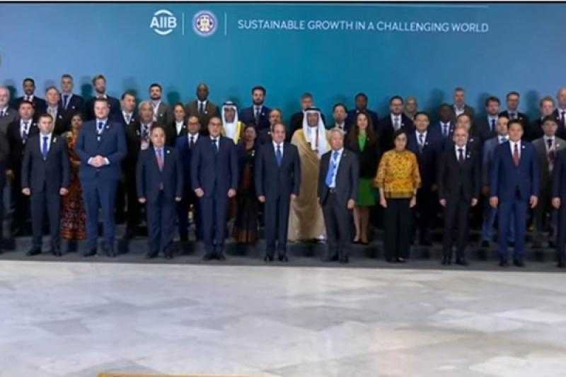 السيسي يتوسط صورة تذكارية مع المشاركين في الاجتماعات السنوية للبنك الآسيوي للاستثمار.. «فيديو»