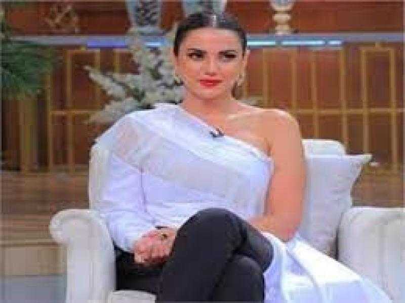 بمكياج صاخب.. درة تبهر جمهورها بجمالها في أحدث ظهور
