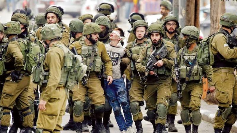 جيش الاحتلال الإسرائيلي يعتقل طفل فلسطيني