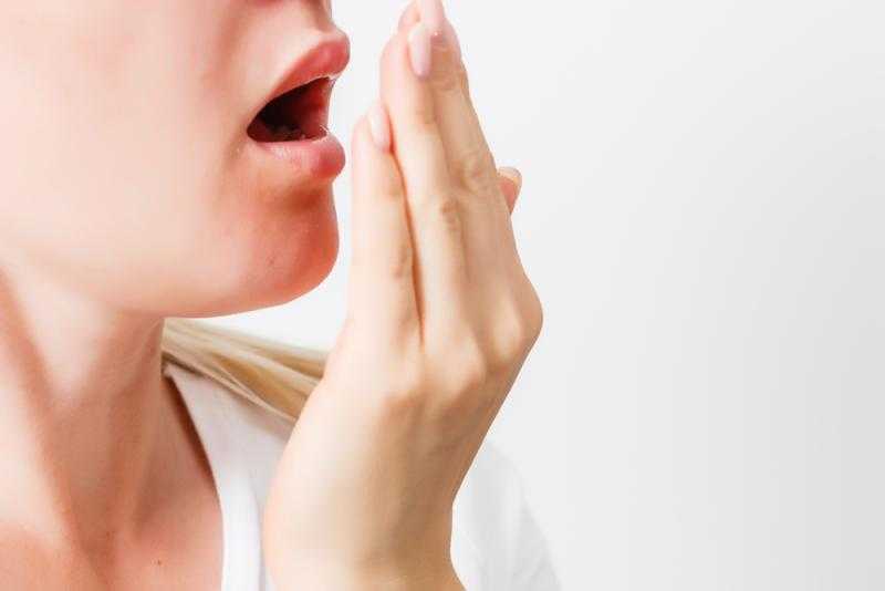 منها التهاب في الحلق أو الجيوب الأنفية.. أسباب رائحة الفم الكريهة طوال اليوم