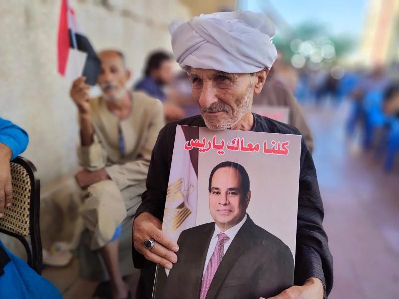 بالصور.. توافد المواطنين على مكاتب الشهر العقاري لعمل توكيلات للسيسي