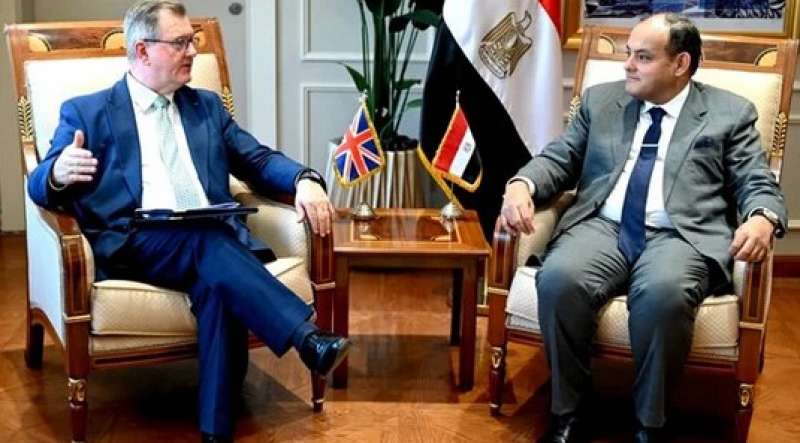 وزير الصناعة خلال اللقاء