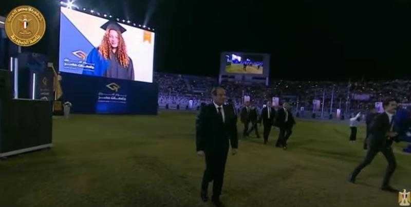 شاهد.. لحظة وصول السيسي إلى استاد قناة السويس لتكريم أوائل الخريجين