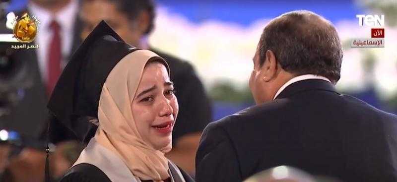 «مشهد مؤثر».. الرئيس السيسي يُصافح إحدى الخريجات والدموع تذرف من عينيها «فيديو»