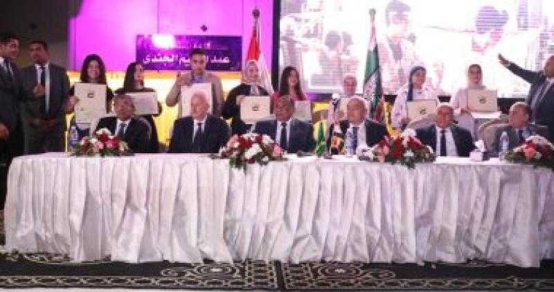 رئيس هيئة قضايا الدولة يكرم أبناء المستشارين المتفوقين