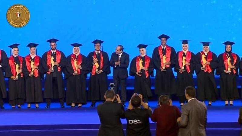 رئيس جامعة سوهاج: تكريم الرئيس لأوائل الجامعات سابقة لم تحدث من قبل.. فيديو