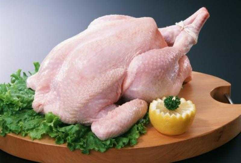 بسبب تسمم غذائي.. احذري من فك تجميد الدجاج بهذه الطريقة