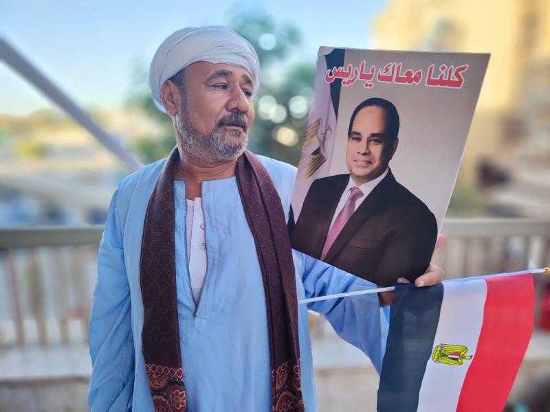 توافد المواطنين بحلوان و15 مايو لعمل توكيلات لانتخابات الرئاسة.. بالصور