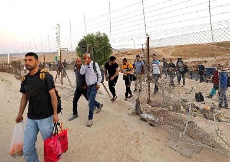إسرائيل تعيد السماح بسفر عمال غزة بعد أسبوعين من المنع