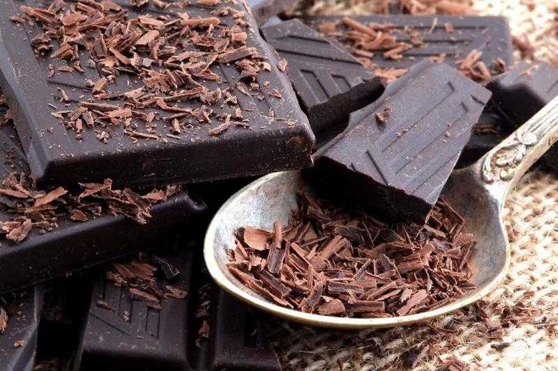 تعرف على فوائد تناول قطعة من هذه الشوكولاتة يوميا