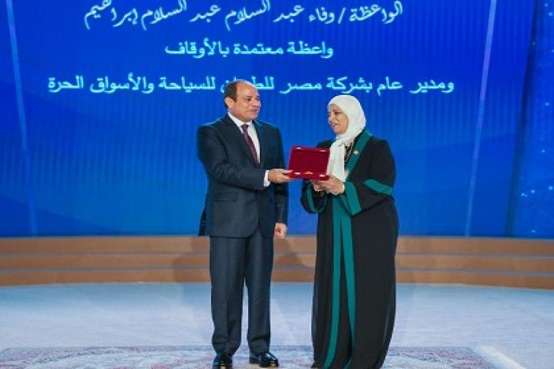 بعد تكريمها من السيسي.. واعظة بالأوقاف: «بنعيش العصر الذهبي للمرأة».. فيديو