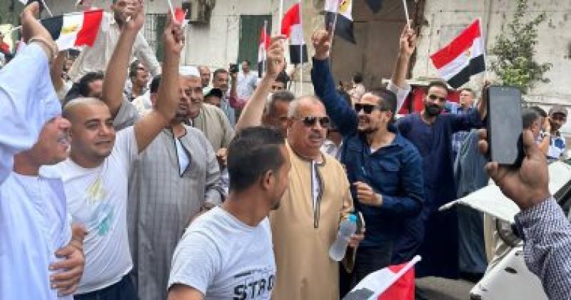 توافد المواطنين على مقرات الشهر العقاري 