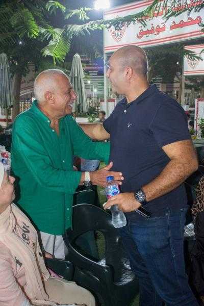 حسين لبيب يصافح هاني العتال أثناء جولته الإنتخابية