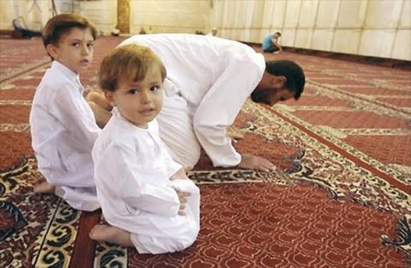 حكم اصطحاب الأطفال لصلاة الجمعة.. الأزهر يوضح