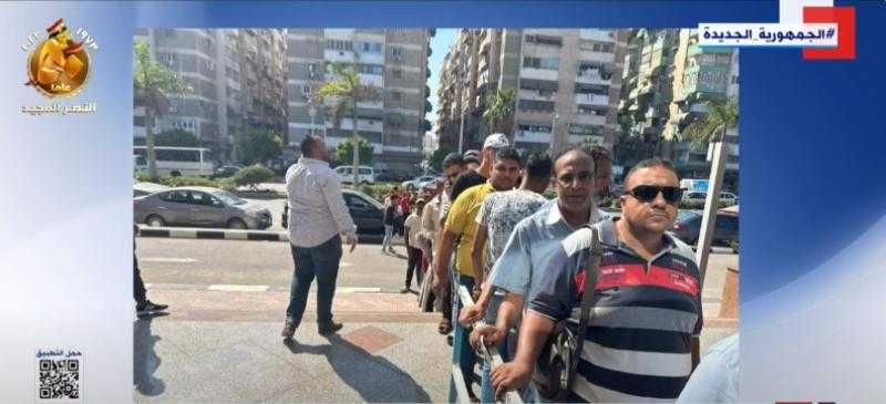 شاهد.. مواطنون يتوافدون على «الشهر العقاري» لتأييد المرشحين المحتملين لانتخابات الرئاسة