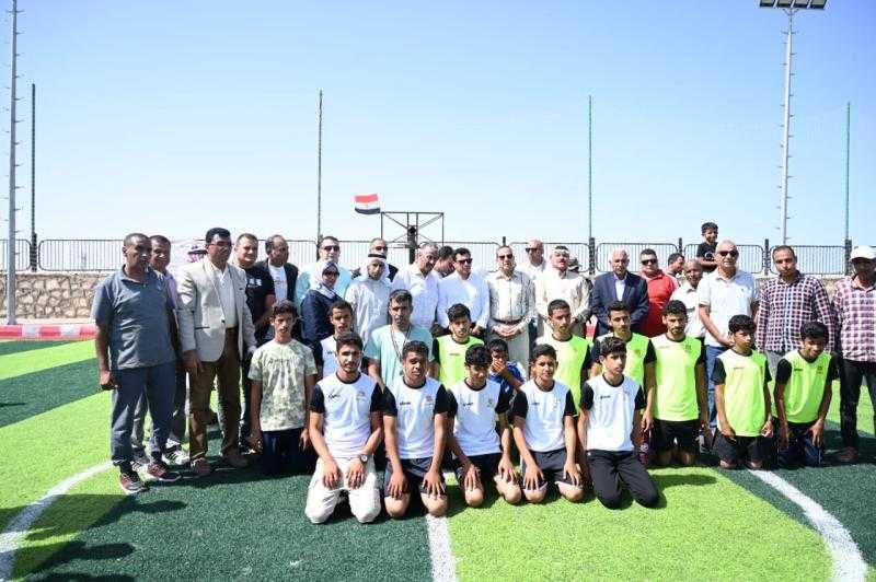وزير الرياضة ومحافظ شمال سيناء يتفقدان قرية الظهير ويفتتحان ملعبا جديدا بالقرية