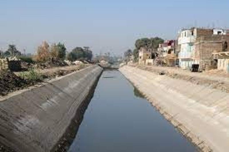 انتشال جثة طفل لقي مصرعه غرقا في ترعة المريوطية بالبدرشين