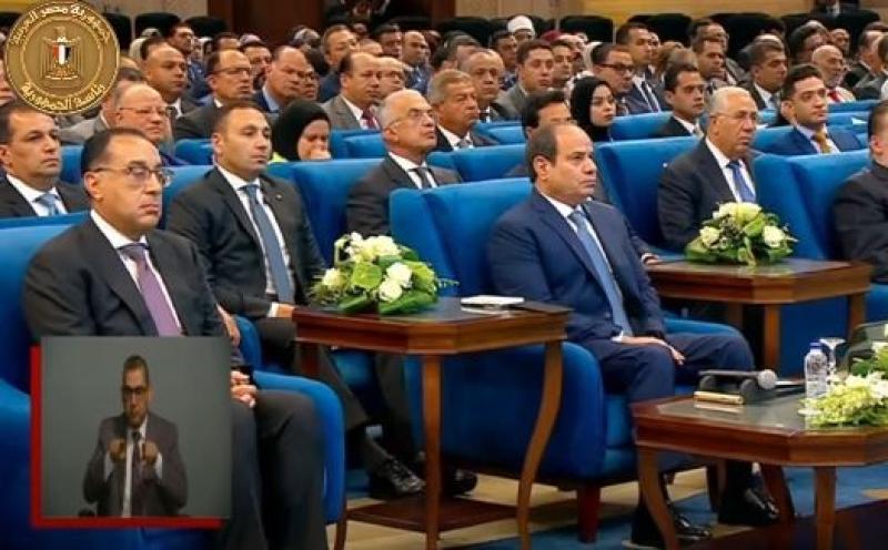 السيسي يشاهد فيلما تسجيليا عن إنجازات قطاع الإسكان.. «فيديو»