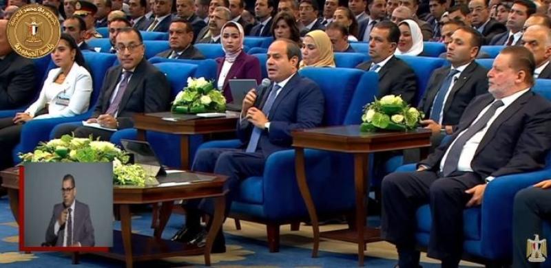 الرئيس يشاهد فيلما تسجيليا عن قطاع النقل وتطويره خلال مؤتمر ”حكاية وطن”.. فيديو