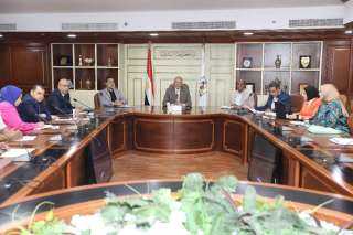 السكرتير العام لبني سويف يناقش الموقف التنفيذي لمشروعات الخطة الاستثمارية