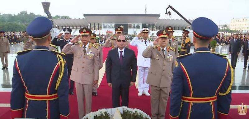 السيسي يضع إكليلا من الزهور على النصب التذكاري لشهداء القوات المسلحة