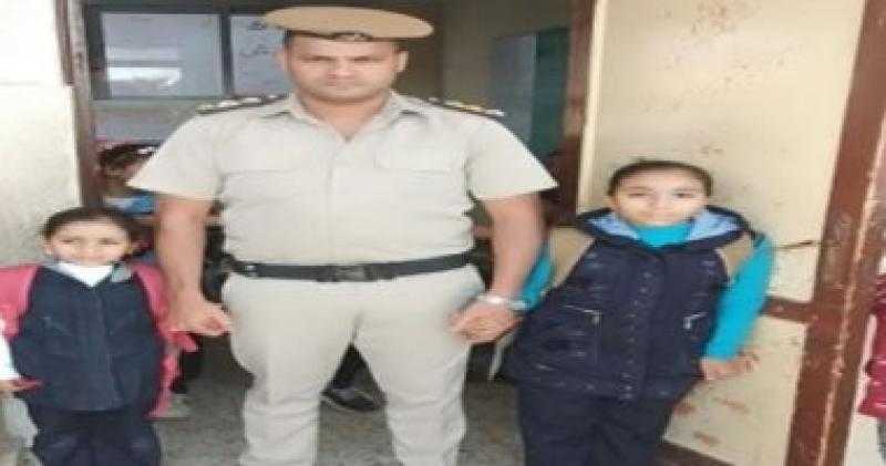 لتقديم الدعم المعنوي.. رجال الشرطة يصطحبون أبناء الشهداء لمدارسهم