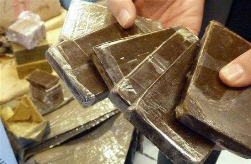 استمرار حبس تاجر مخدرات ضبط بحوزته حشيش وبندقية آلية بالإسماعيلية