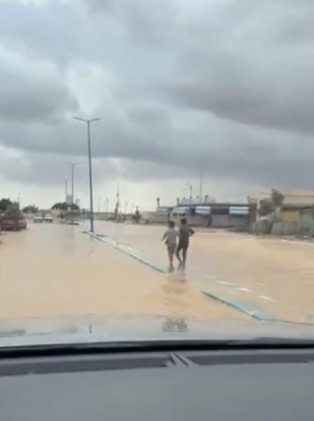 سيول مطروح.. شوارع منطقة القصر غارقة في المياه «فيديو»