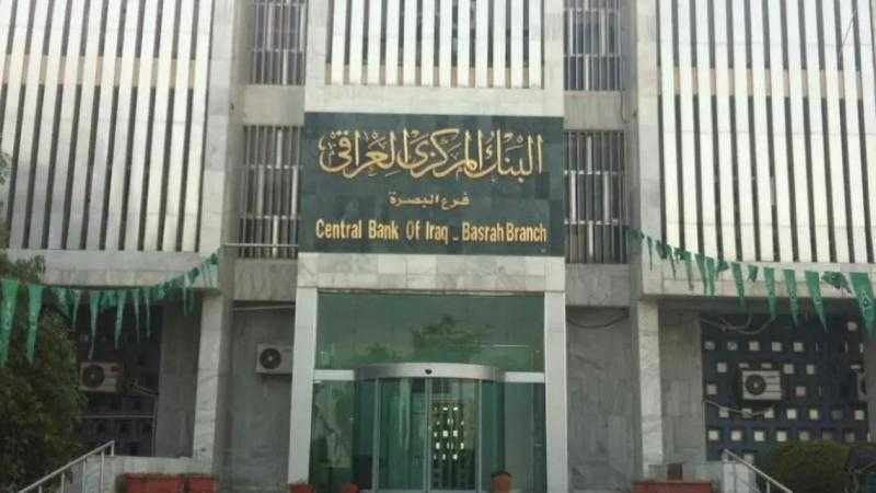 المصارف العراقية توقف تسليم ودائع وحوالات بالدولار الأمريكي