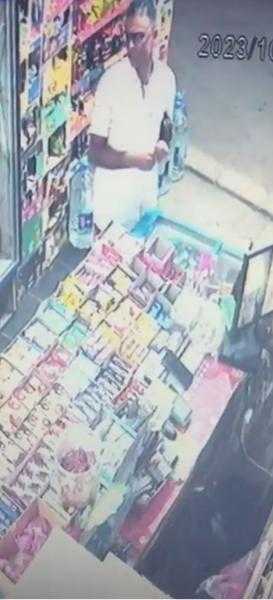 شاب يسرق هاتفا محمولا من محل بقالة في الطالبية