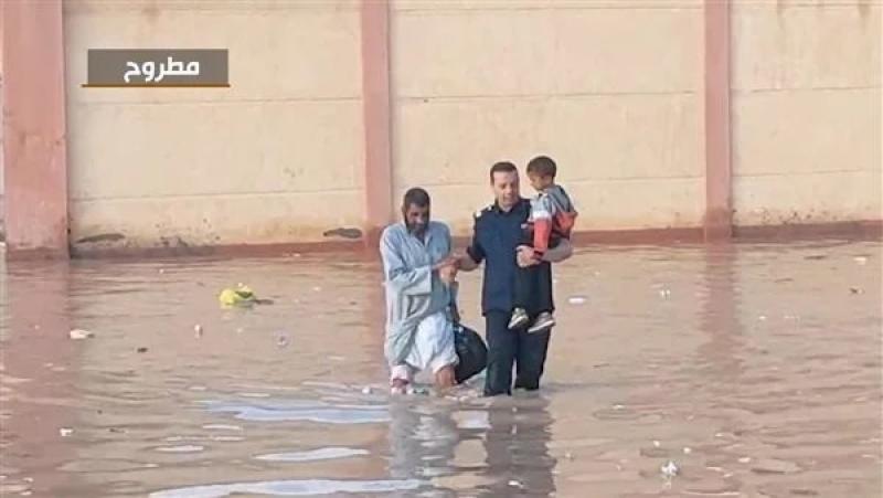 جهود مكثفة لرجال الداخلية في مواجهة الطقس السيئ بالإسكندرية