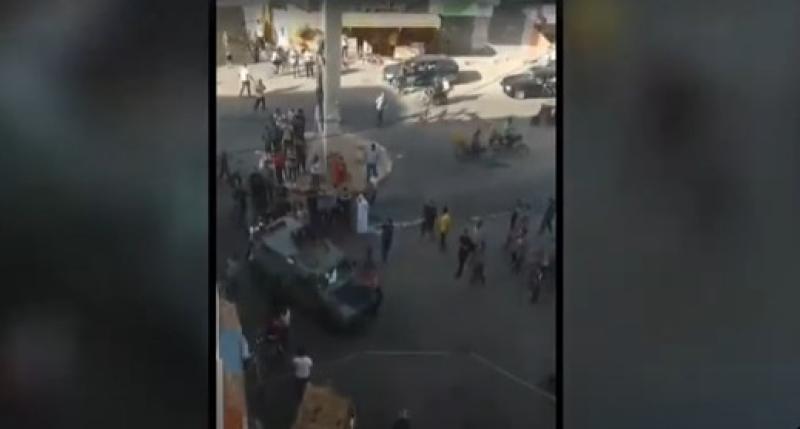 شاهد.. مسلحون يستولون على آلية عسكرية إسرائيلة ويسحبونها لقطاع غزة.. «فيديو»