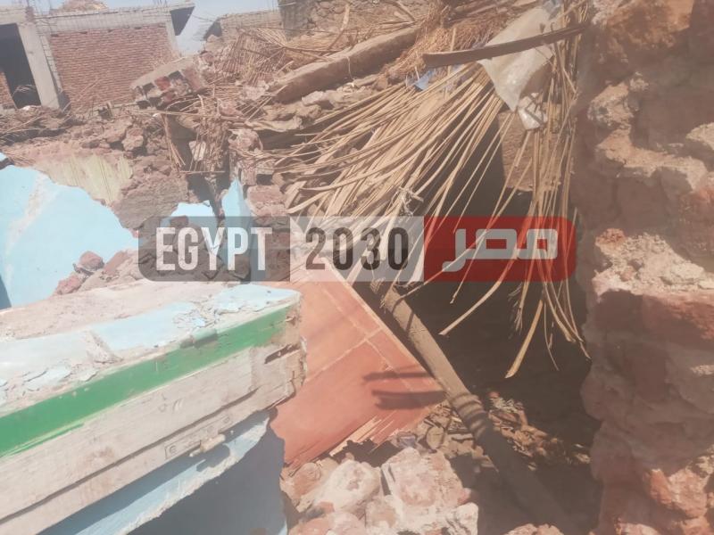 انهيار منزل سكني بسوهاج .. وتصدع آخرين والأهالي يطالبون المحافظ بالتدخل .. (صور)