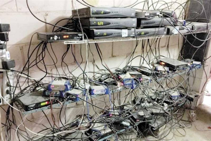 ضبط 4 أشخاص لاتهامهم بفك شفرات القنوات الفضائية بالجيزة
