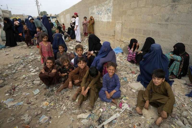 الأفغانستيون يفترشون الشوارع