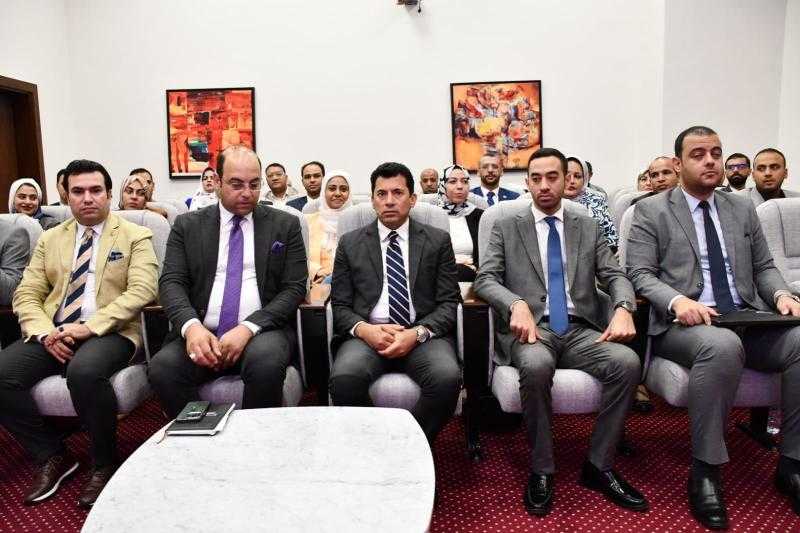 وزير الرياضة يلتقي منسقي المحافظات من مكتب العاملين العرب بالعاصمة
