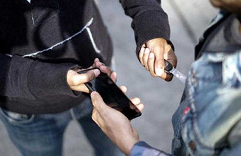 قرار من المحكمة ضد متهم بالشروع في سرقة هاتف بالإكراه بالتجمع الخامس