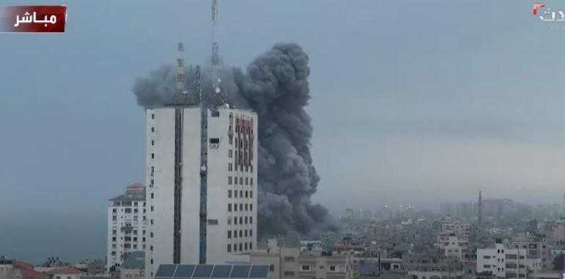 لحظة استهداف أحد المباني بقطاع غزة.. «فيديو»