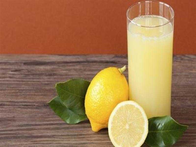 يحسن الحالة المزاجية ويطرد السموم من الجسم.. فوائد تناول عصير الليمون قبل النوم